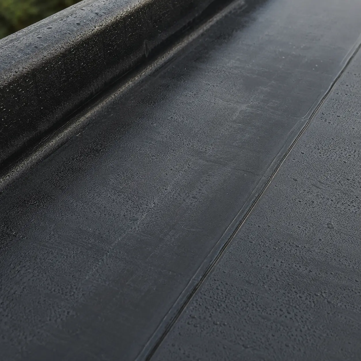 A single-ply flat roof membrane with a welded seam